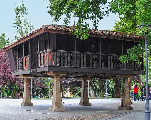 Plaza del Carbayedo y su Hórreo